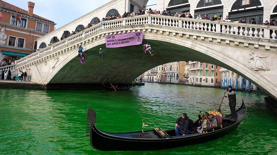 Экоактивисты покрасили воду в зелёный цвет в венецианском Гранд-канале. Акция прошла в знак протеста против отсутствия прогресса на климатическом саммите в Дубае